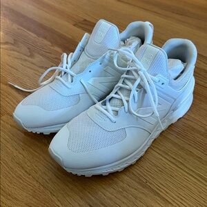 NWT: White New Balance Mode De Vie Sneakers